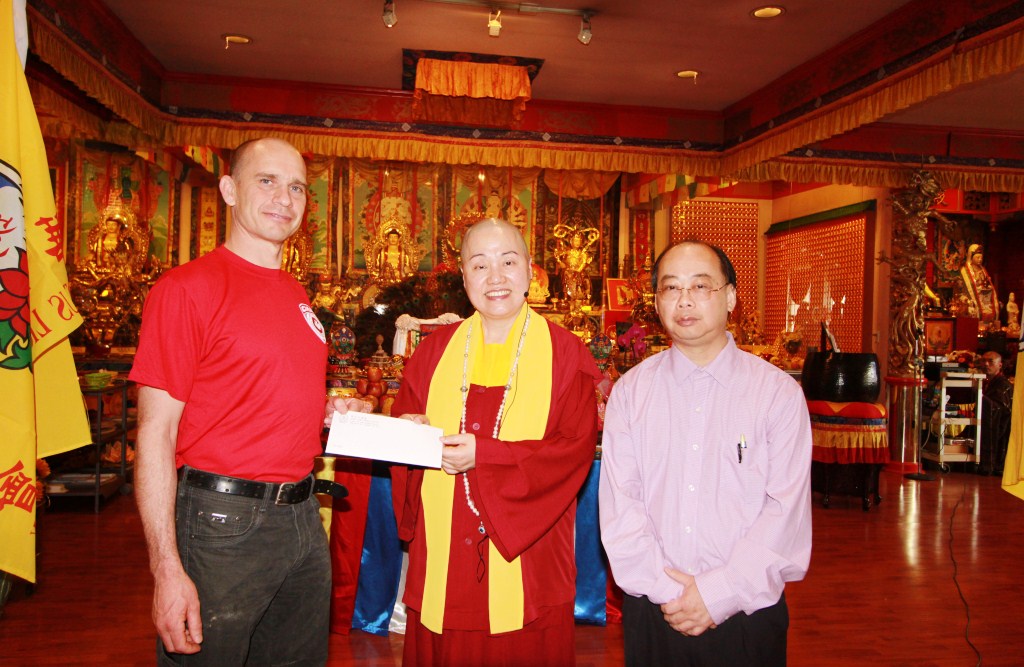 Master Lian Tzi present CAD$5000 donation to CMAT