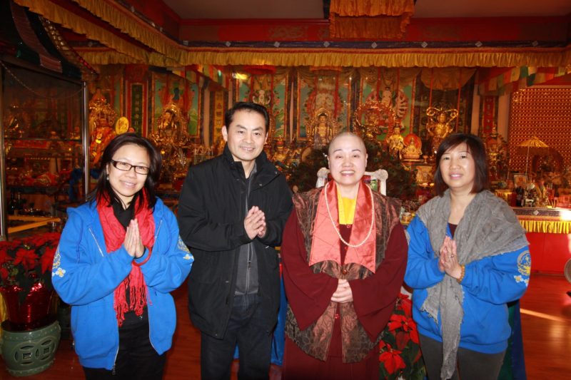 華光功德會總裁蓮慈金剛上師及華光義工與贊助熱食專案的金邊小館老闆