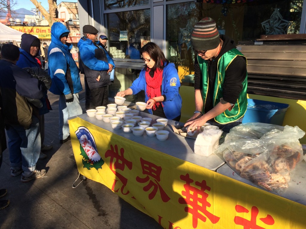 華光功德會日本公園派發熱食2